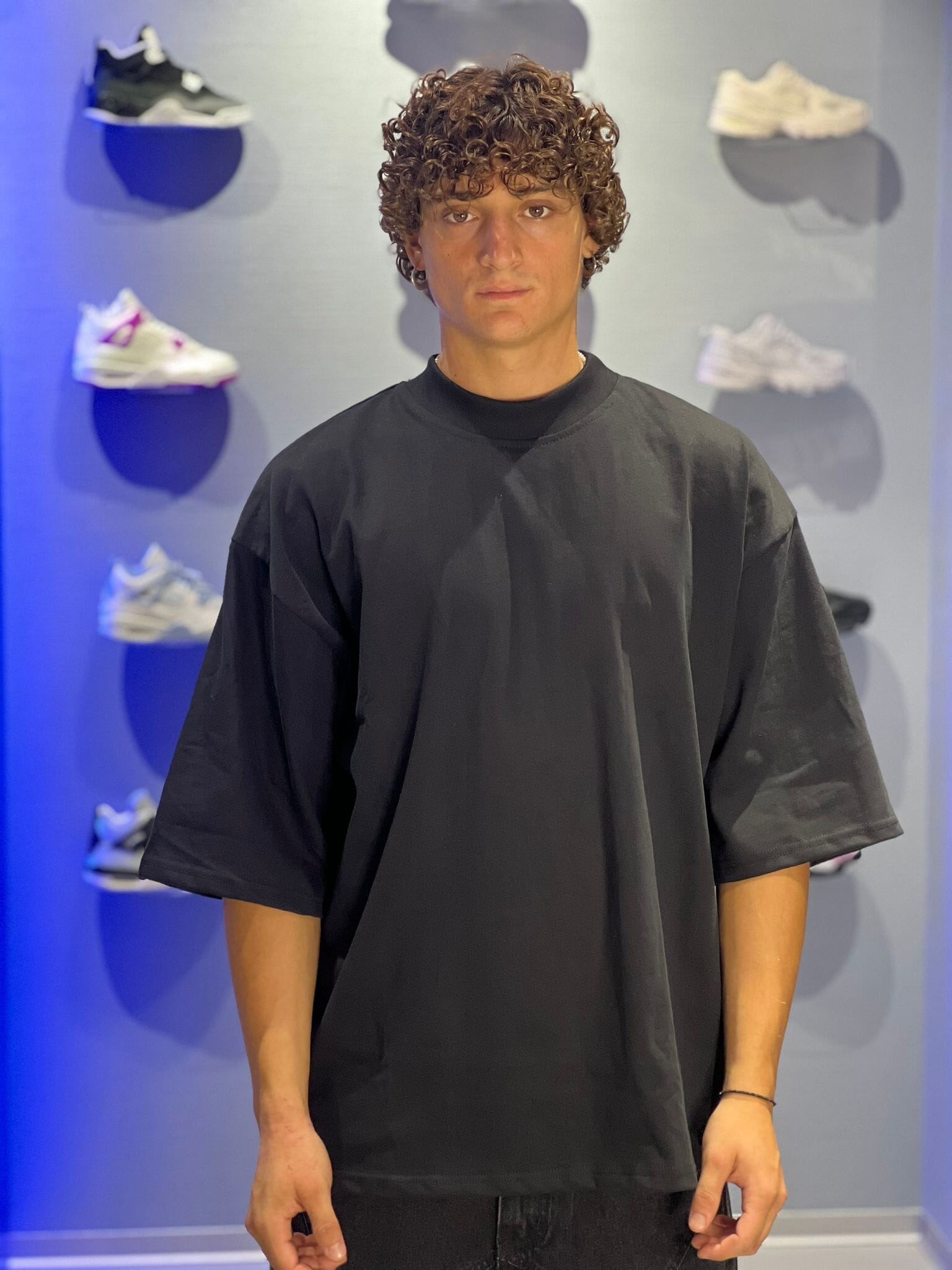 T-shirt Nera Oversize con Stampa Spray Giallo Fluo