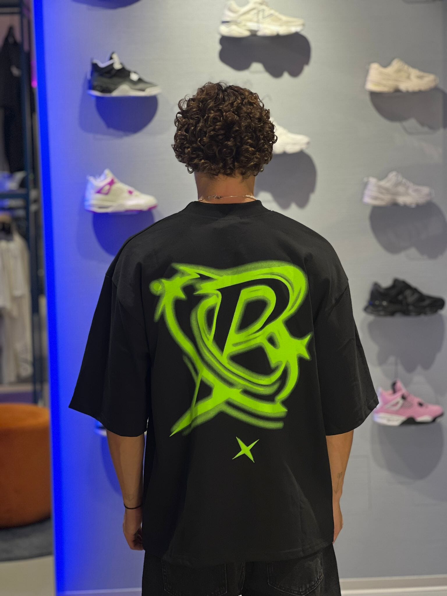 T-shirt Nera Oversize con Stampa Spray Giallo Fluo