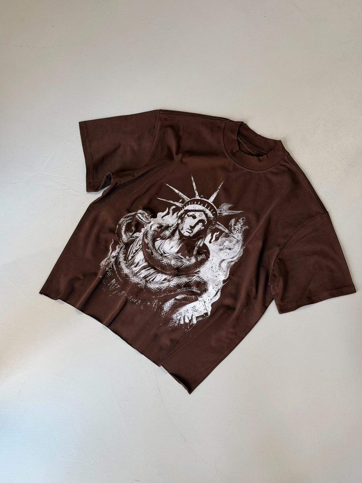 T-Shirt Crop "Liberty" a Taglio Vivo
