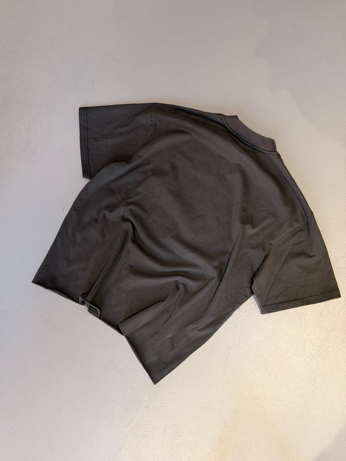 T-Shirt Crop "THE ETERNAL" a Taglio Vivo – Grigio Asfalto