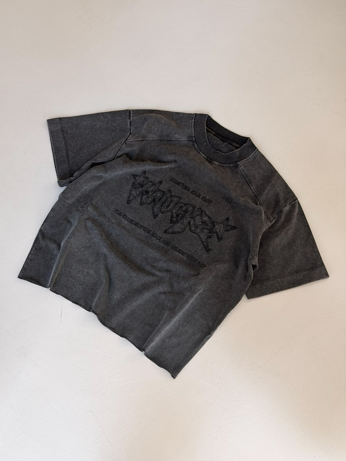 T-Shirt Crop Acid Wash a Taglio Vivo