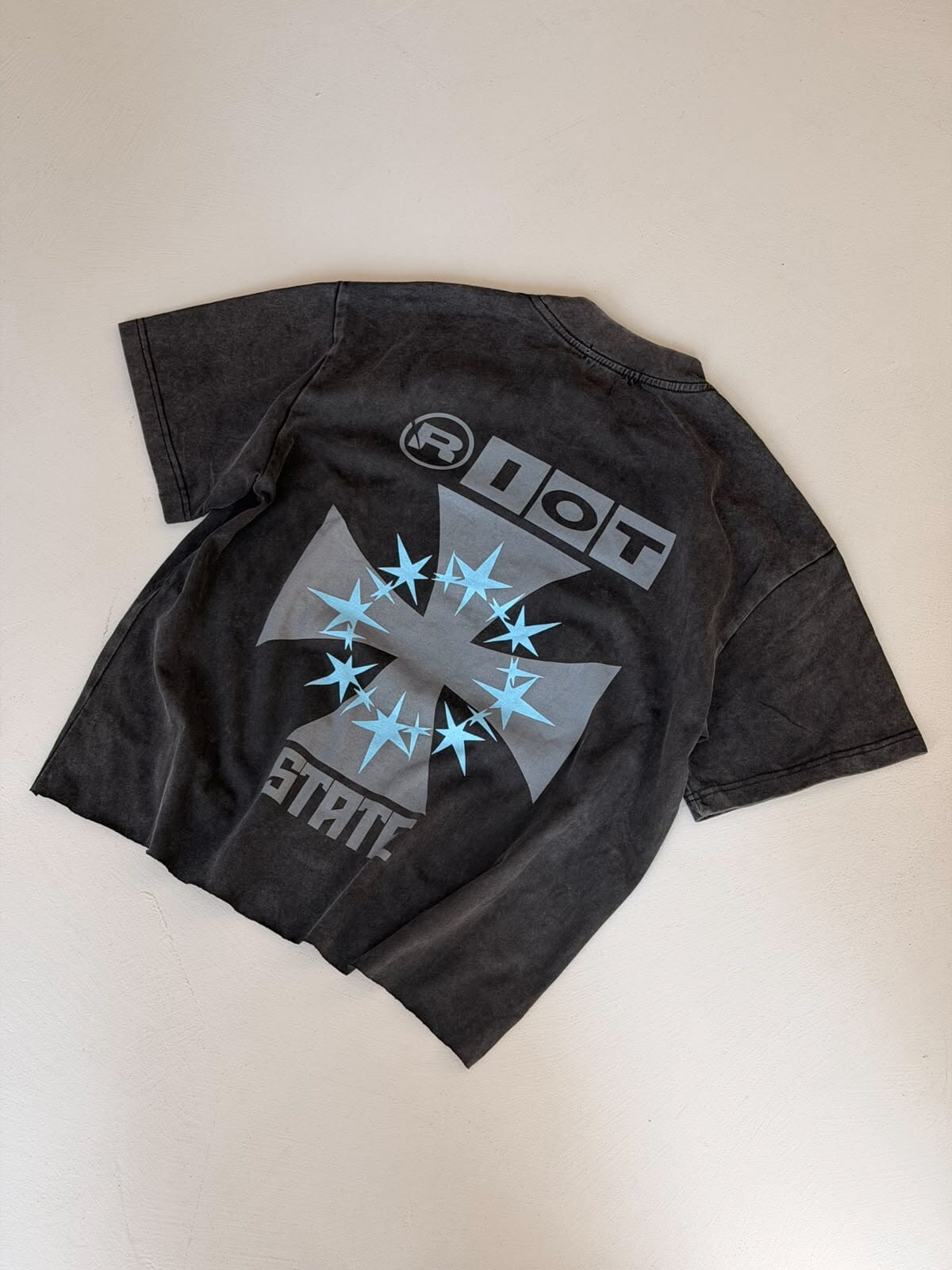 T-Shirt Crop "RIOT STATE" a Taglio Vivo