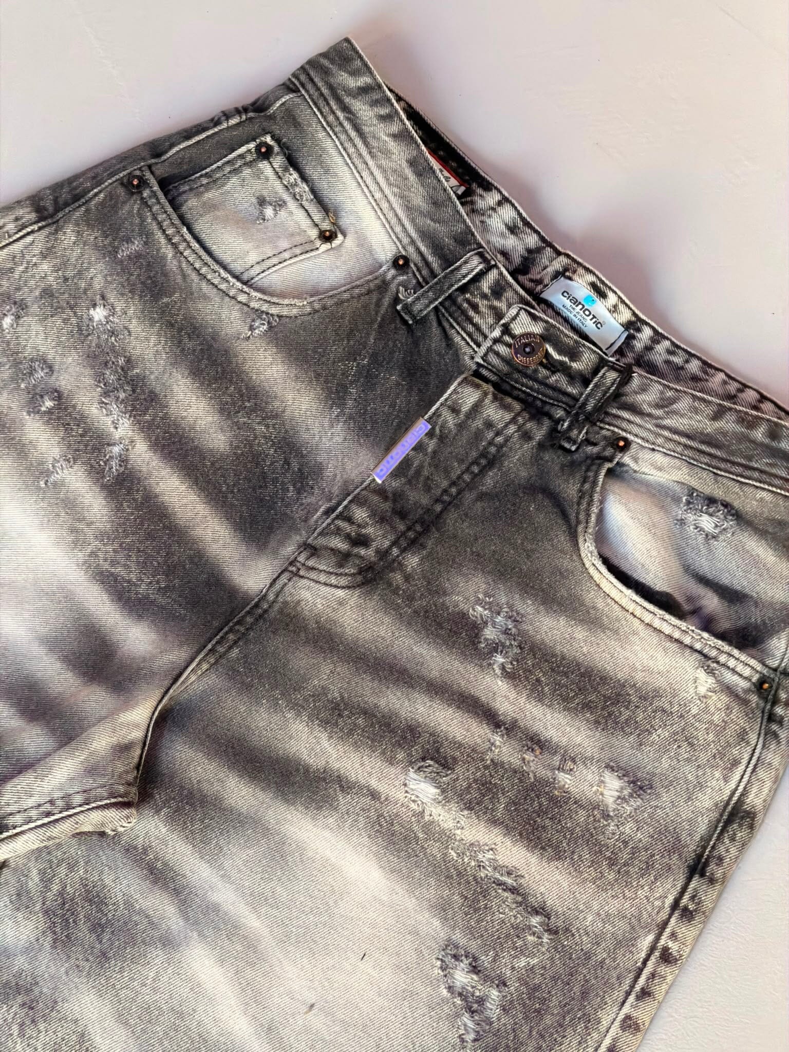 Short Distressed Grigio Cianotic