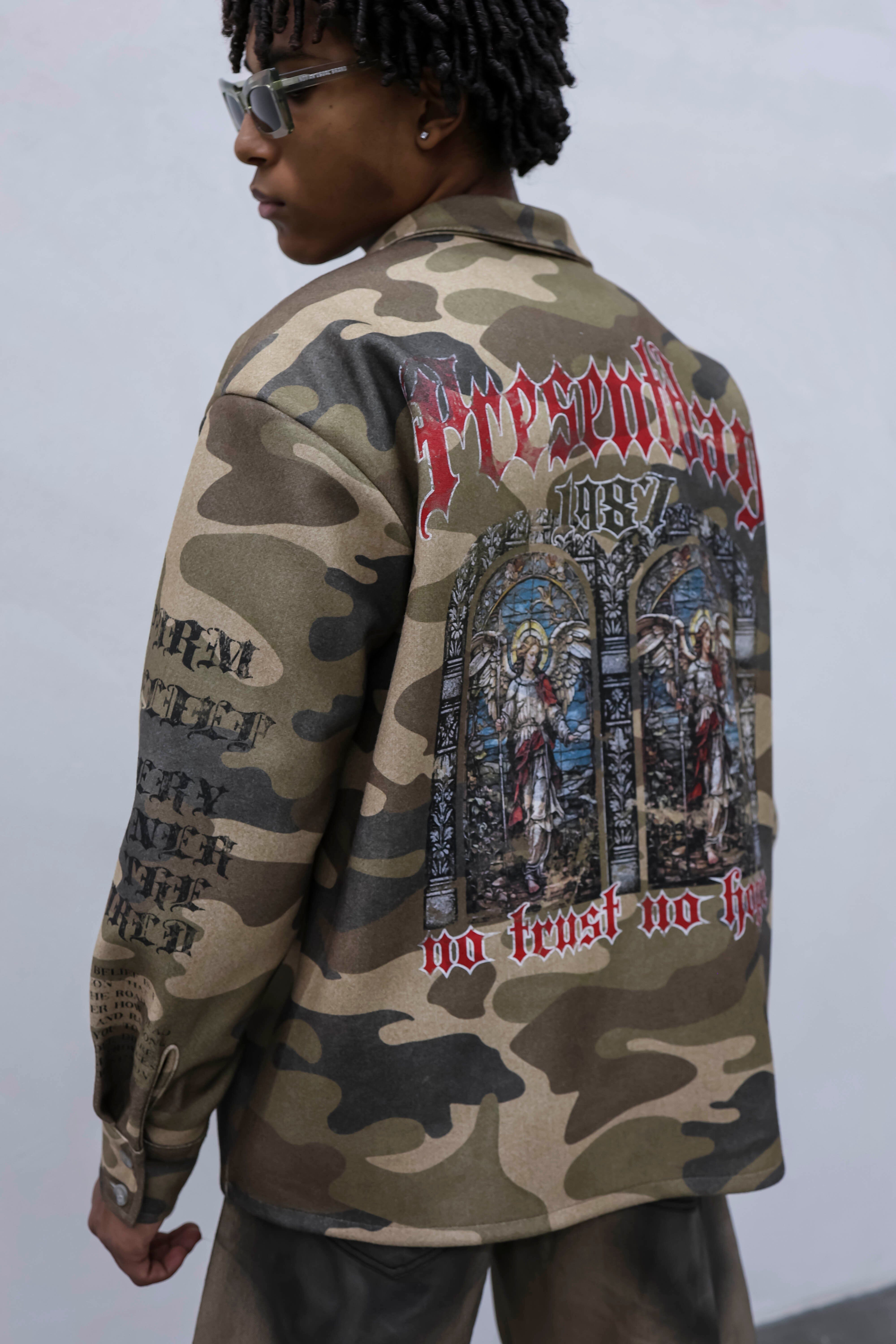 Camicia oversize mimetica “No Trust No Faith” Marrone