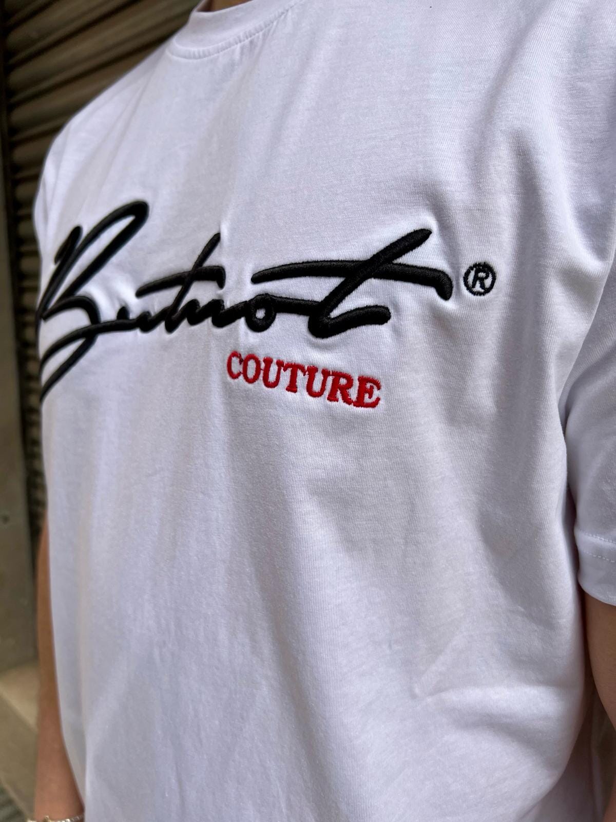 T-shirt Butnot ricamo firma 3d