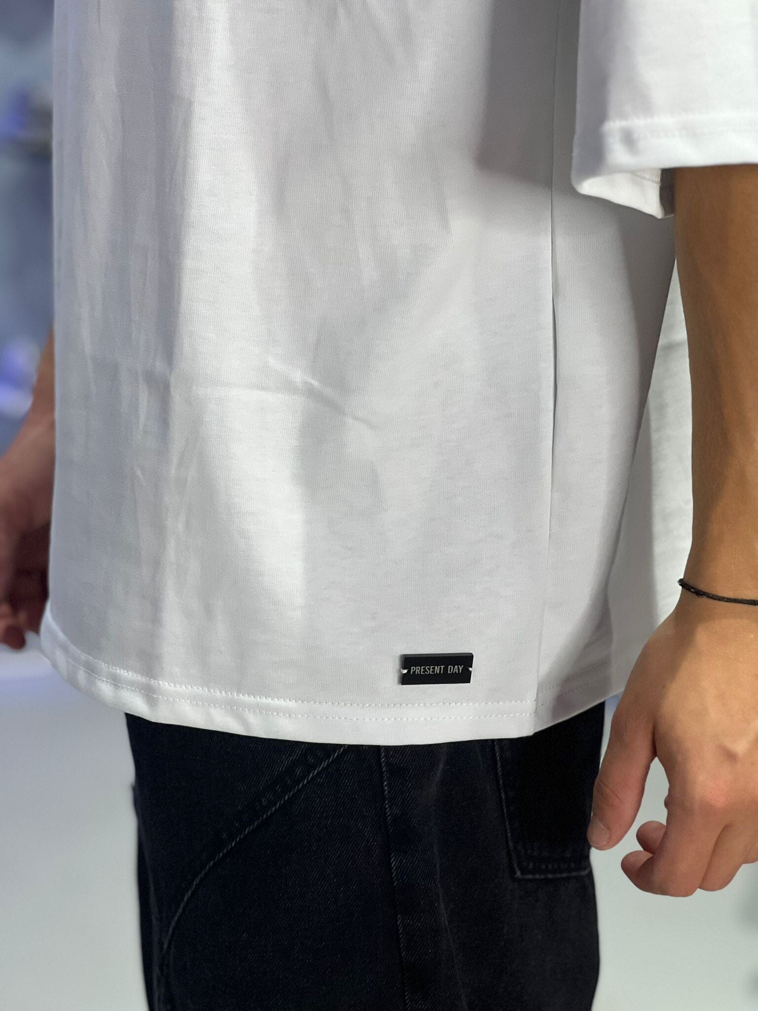 T-shirt Bianca Oversize con Stampa Grafica Viola