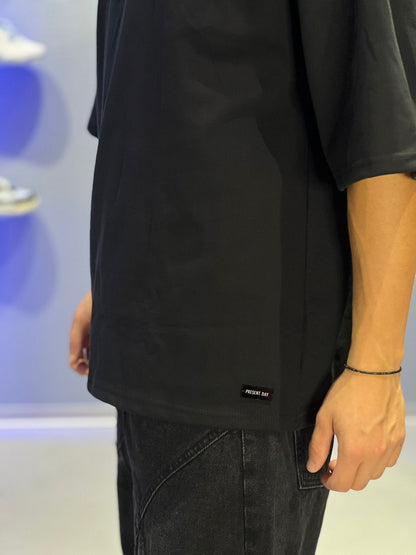 T-shirt Nera Oversize con Stampa Spray Giallo Fluo