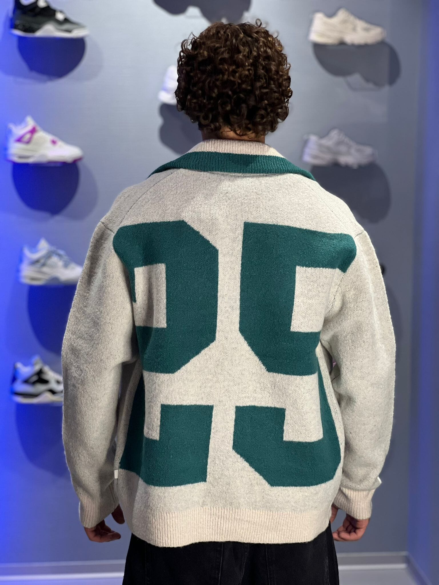 Cardigan College Solid con Dettaglio Grafico "25"