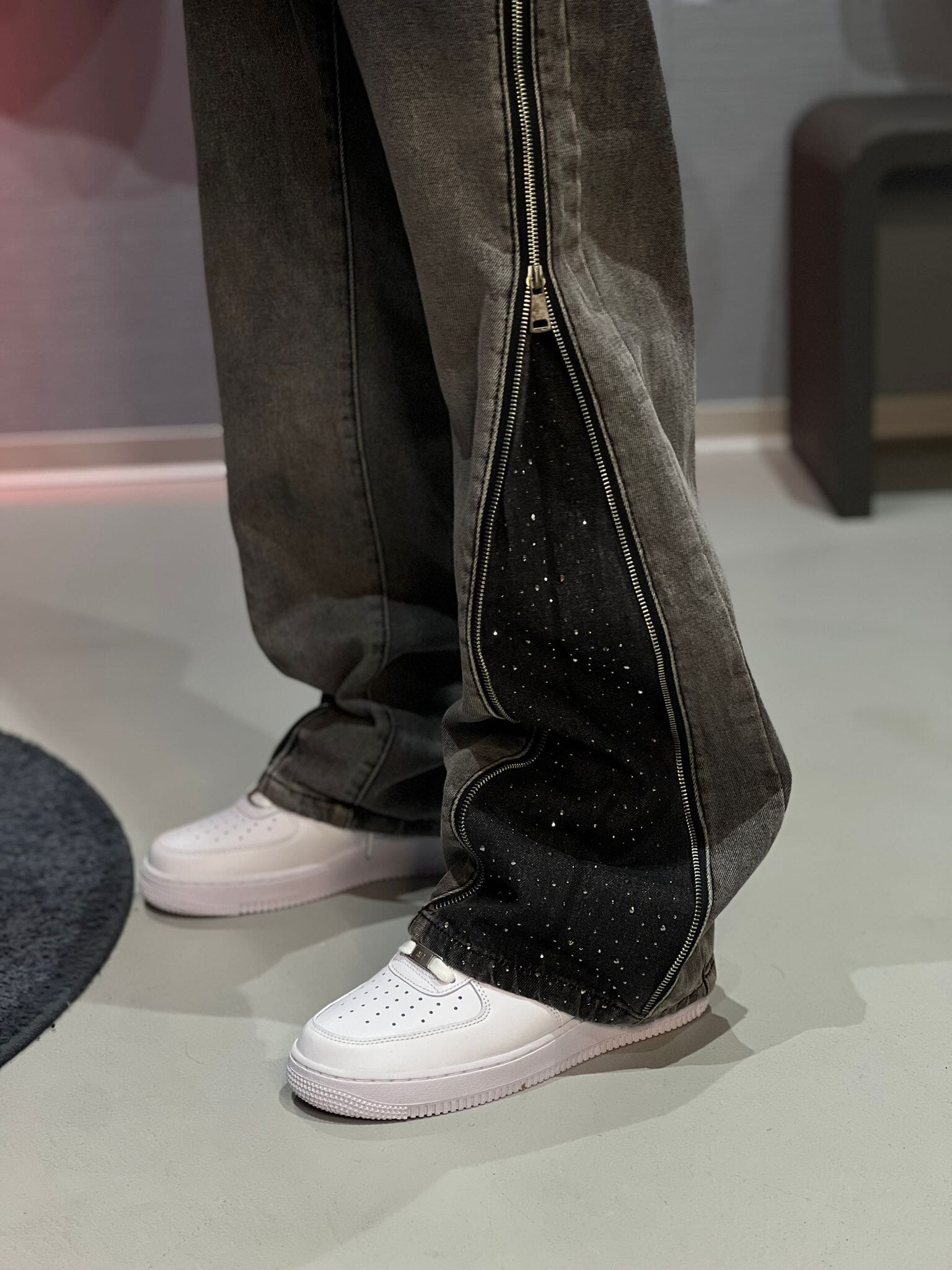 Jeans Flare con zip strass