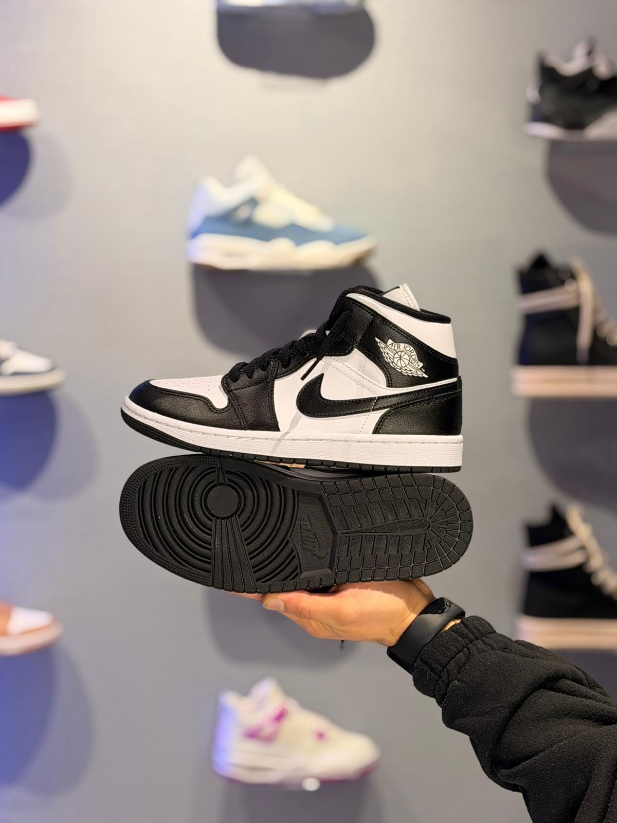 Jordan 1 Mid Black White