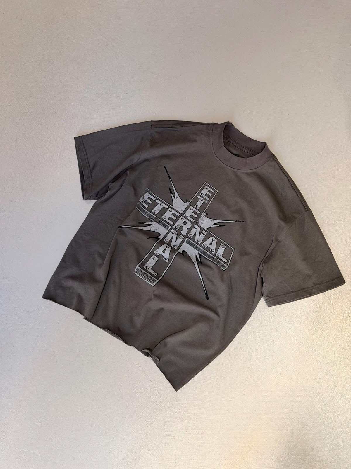 T-Shirt Crop "THE ETERNAL" a Taglio Vivo – Grigio Asfalto