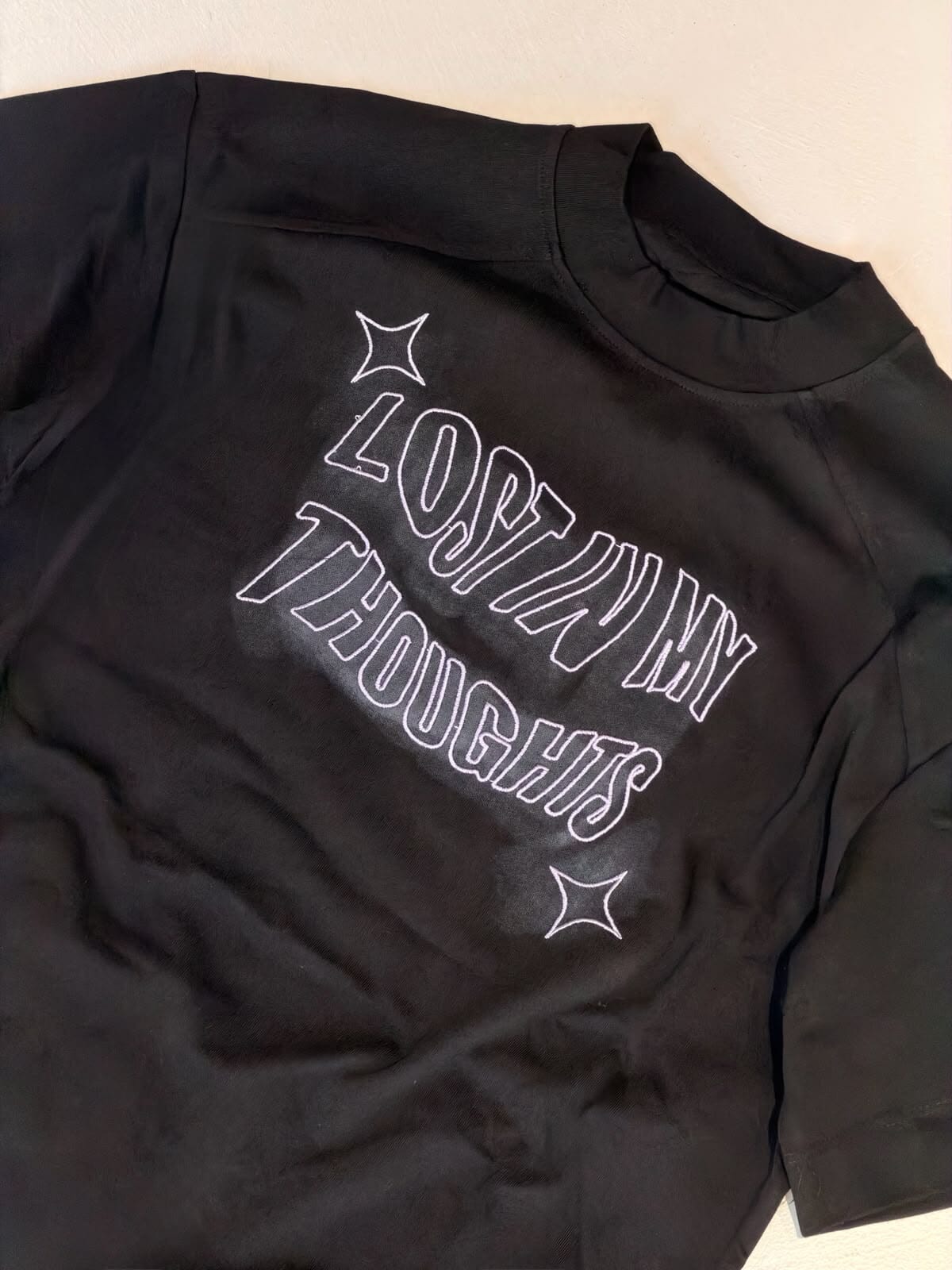 T-Shirt Crop "LOST IN MY THOUGHTS" a Taglio Vivo