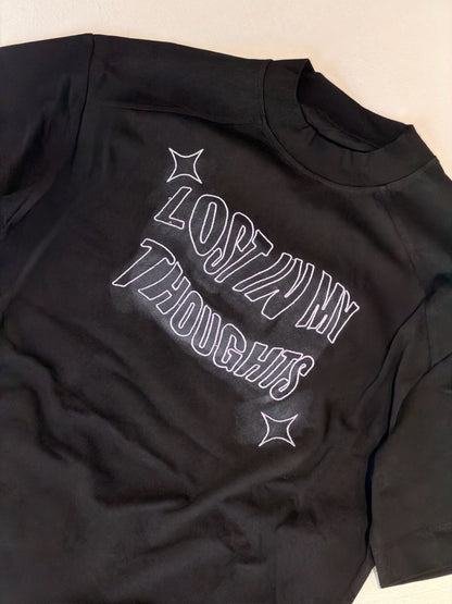 T-Shirt Crop "LOST IN MY THOUGHTS" a Taglio Vivo