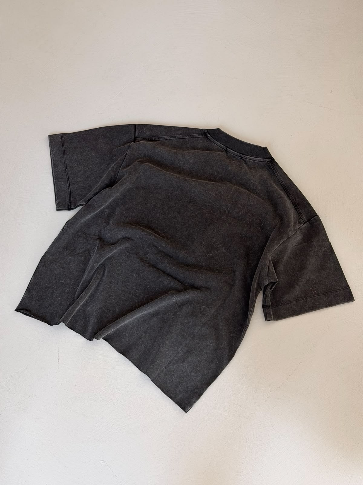 T-Shirt Crop Acid Wash a Taglio Vivo