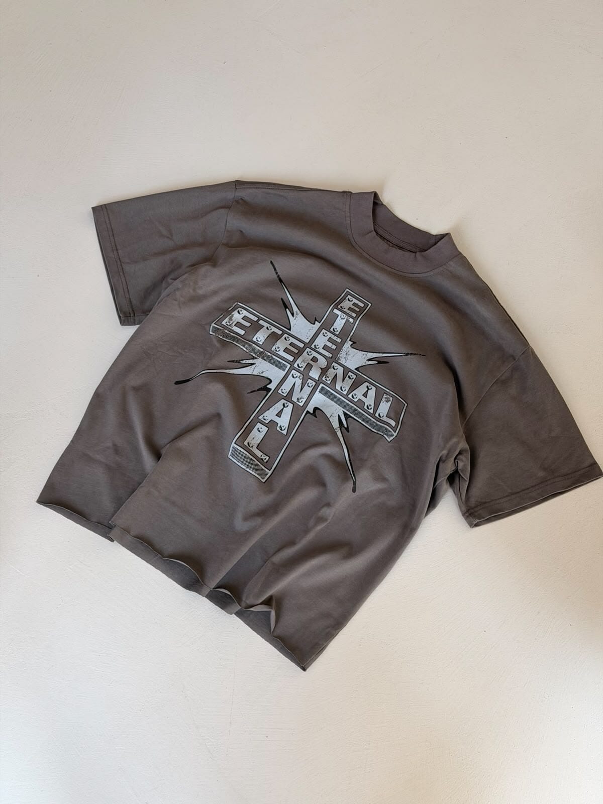 T-Shirt Crop "THE ETERNAL" a Taglio Vivo – Grigio Asfalto