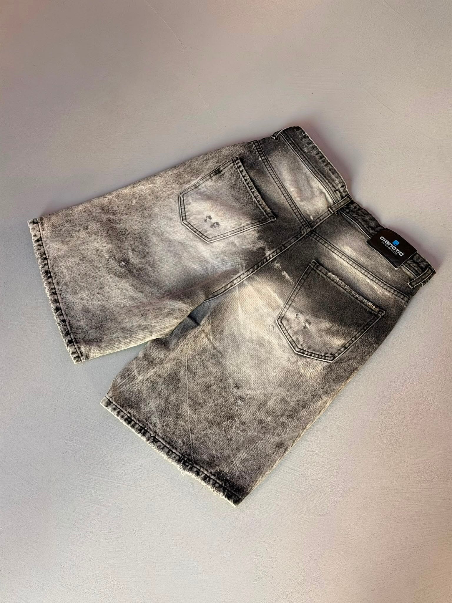 Short Distressed Grigio Cianotic